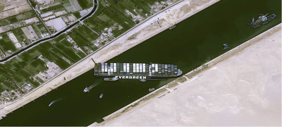 Imagen encontrada en: https://www.xataka.com.mx/otros-1/barco-atorado-pone-al-borde-colapso-comunicacion-mar-rojo-mediterraneo-asi-se-ve-espacio-bloqueado-canal-suez#comments